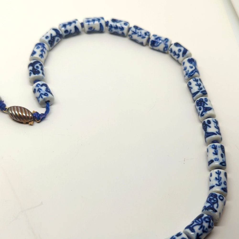 Vintage Floral Blue and White Porcelain Barrel Export Beads Necklace - Picture 10 of 13